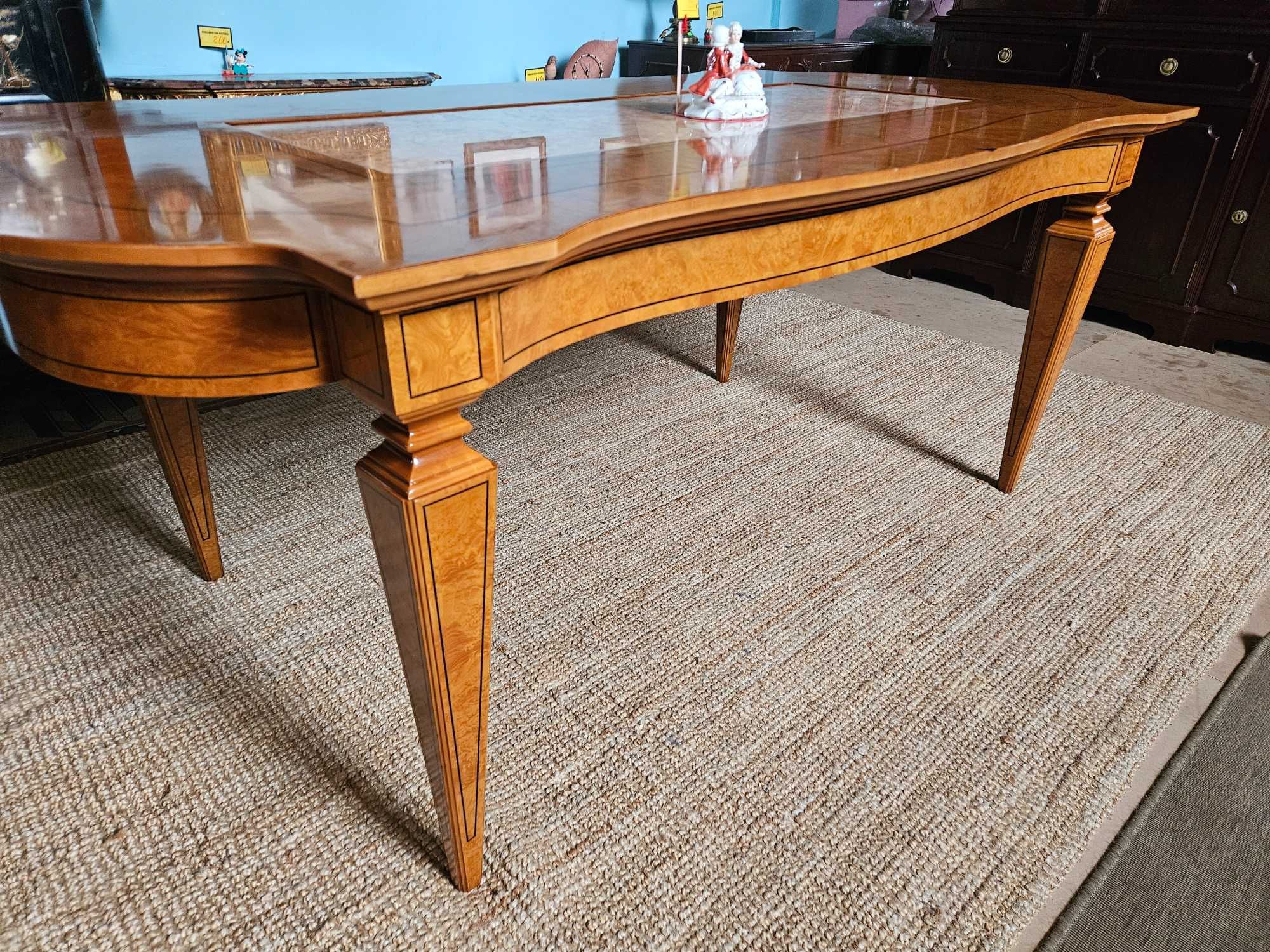 Excelente mesa de sala em madeira com centro em ped