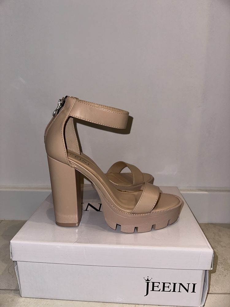 buty na wysokim obcasie