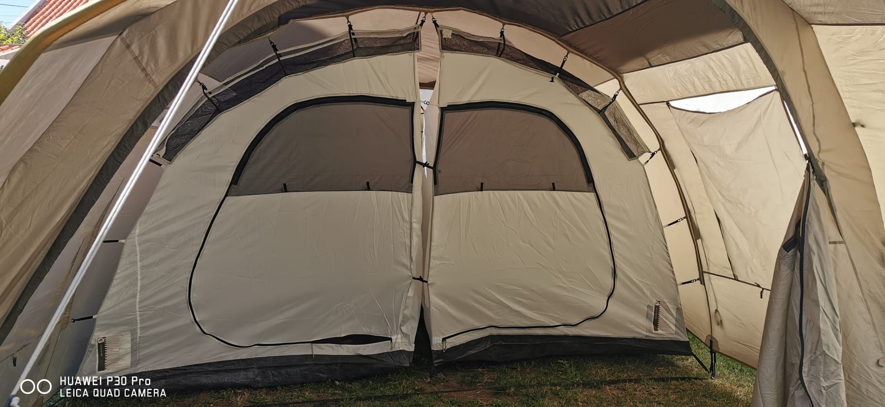 Tenda de campismo Quechua para 6 pessoas.