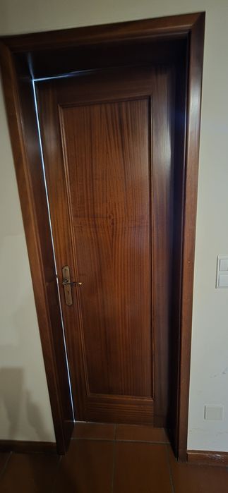 Porta interior em madeira, em excelente estado.