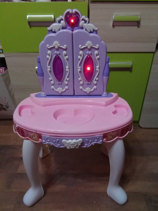 Toaletka z lustrem i krzesełkiem dla dziewczynki