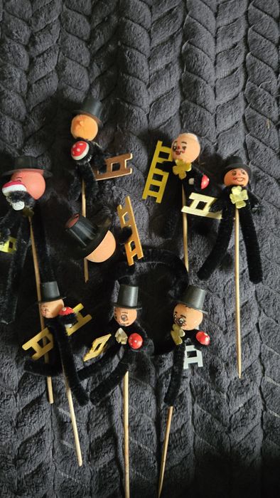 Kominiarze na patykach.