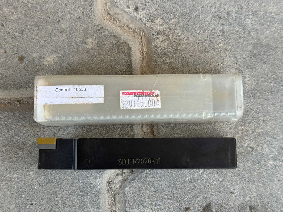 Nóż tokarski Sartorius SDJCR2020K11 uchwyt z płytkami