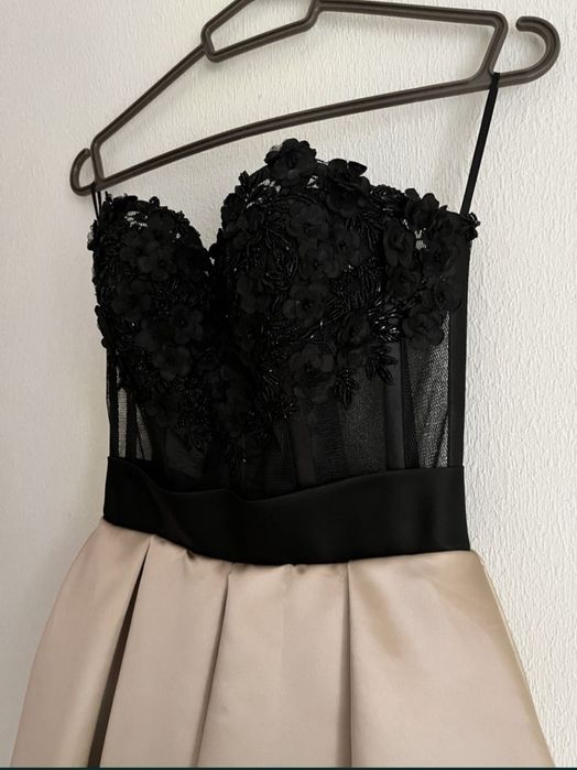 Плаття на випускний
з корсетом на завязках у вигляді шнурівки