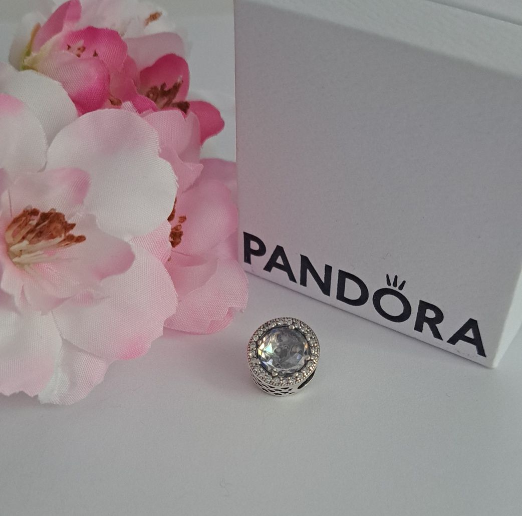Pandora charms Bezbarwny kamien