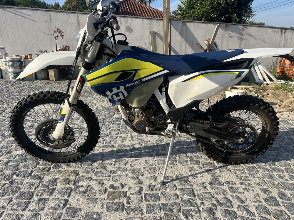 Husqvarna FE 250. Acessórios para estrada incluídos ainda novos