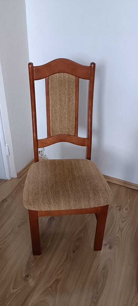 Stylowy stół rozkładany plus cztery krzesła