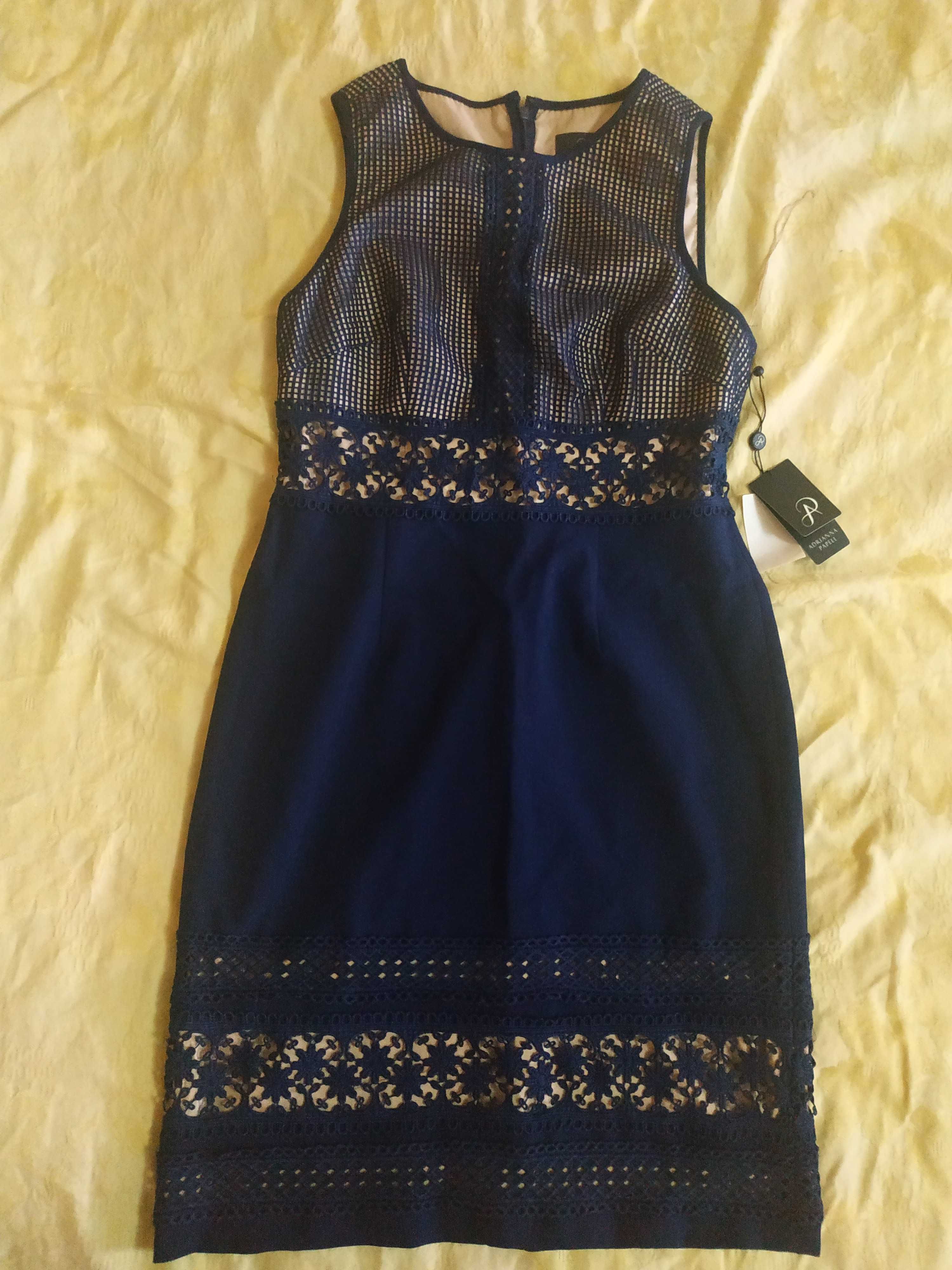 Нарядное брендовое синее с кружевом платье-футляр
