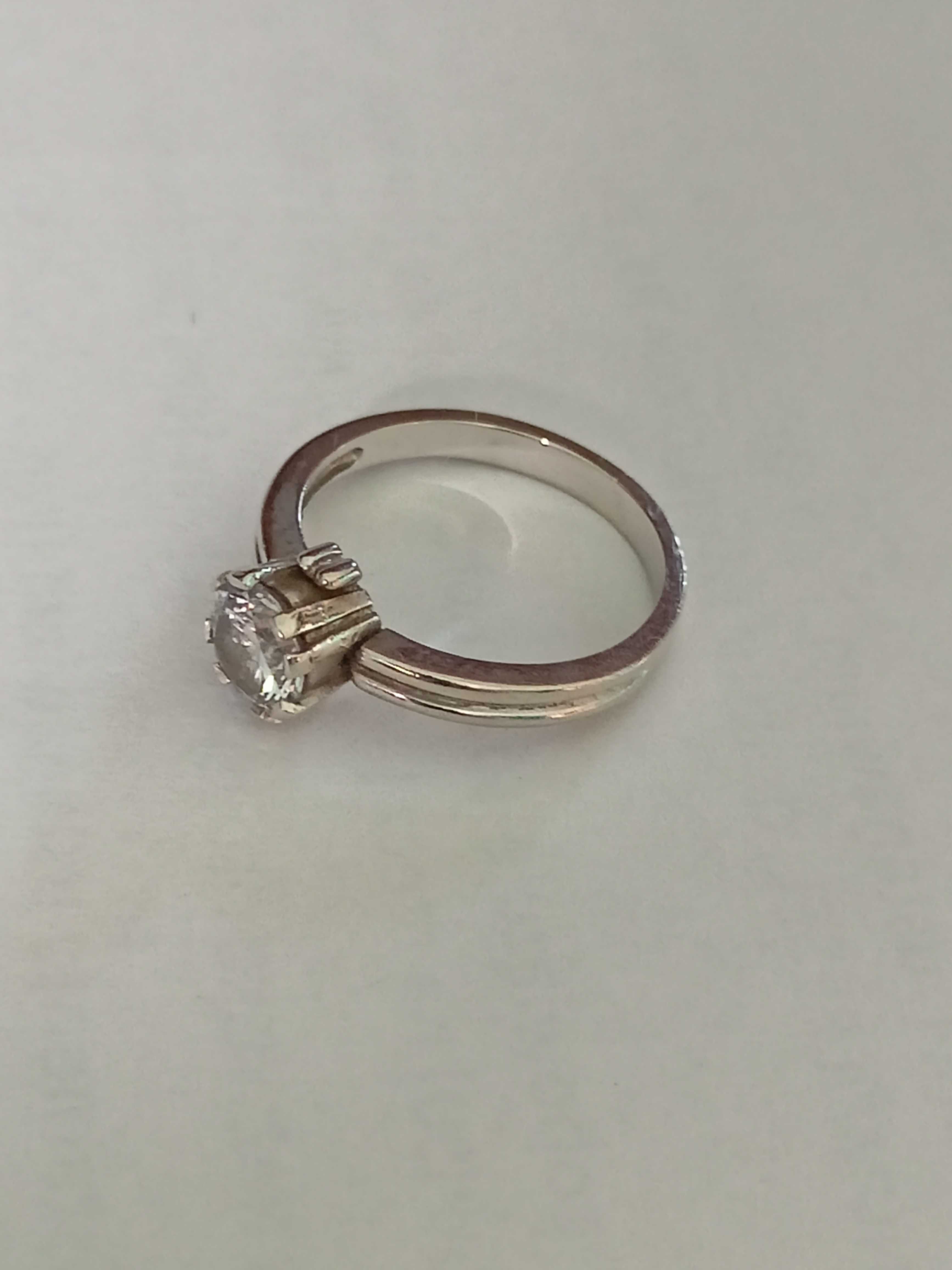 Pierśconek złoto 585 z brylantem 0,75 ct (certyfikat )