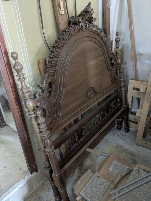 Cama antiga em madeira trabalhada