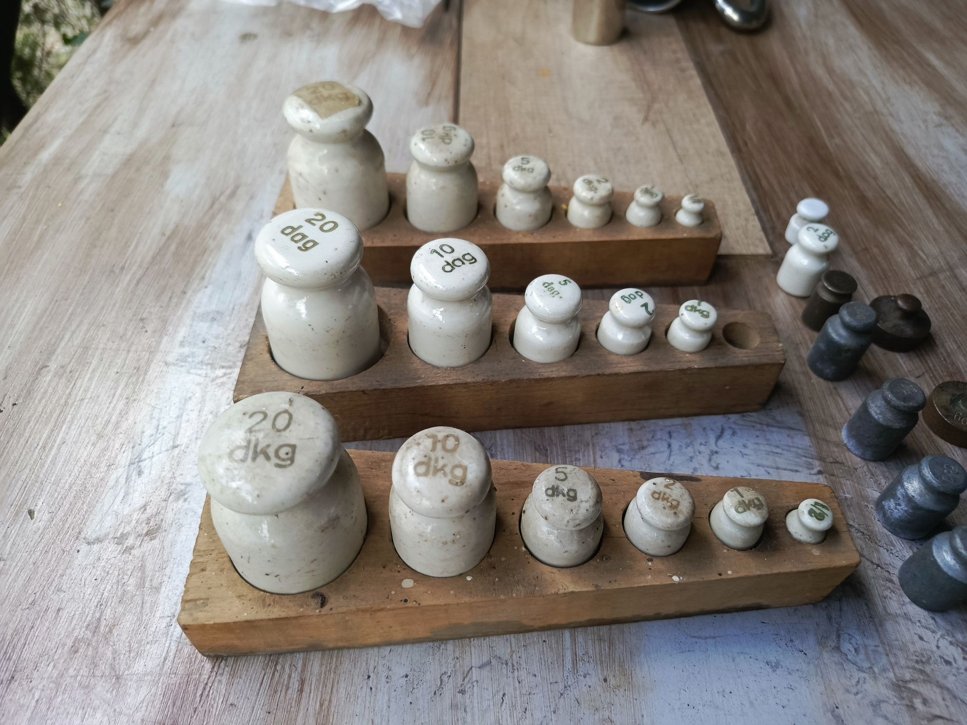 Odważniki ceramiczne PRL w drewnianych pudełkach zestaw