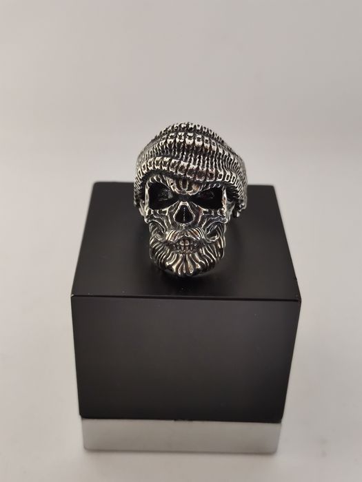 Серебряное кольцо череп