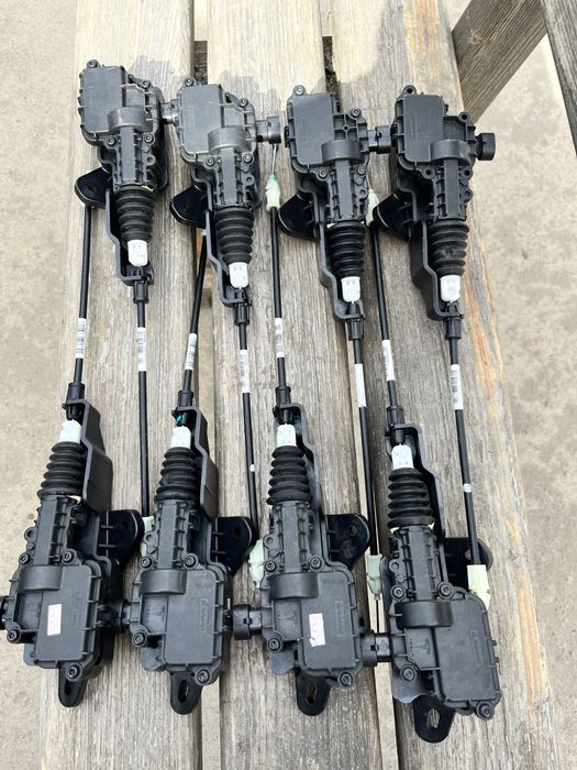 Актуатор замка капота тесла Tesla M3/Y