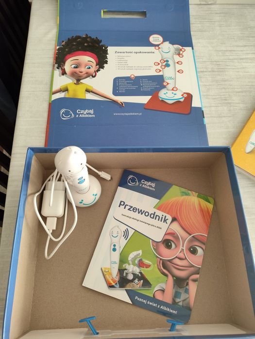 Albik. Pióro i dwie książki.