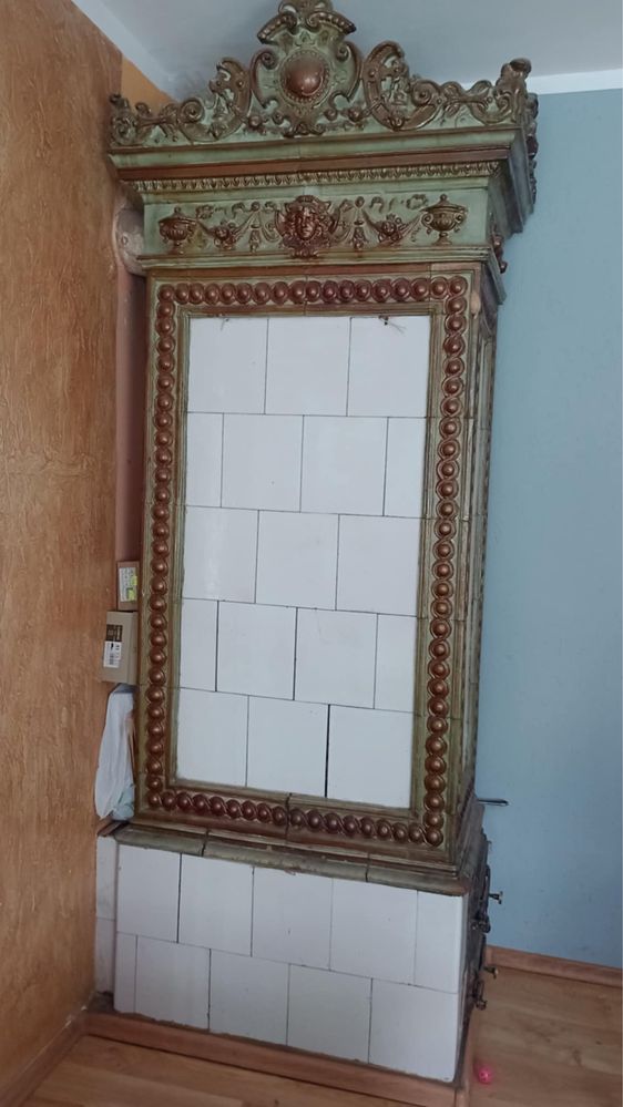 Piec kaflowy ozdobny z koroną