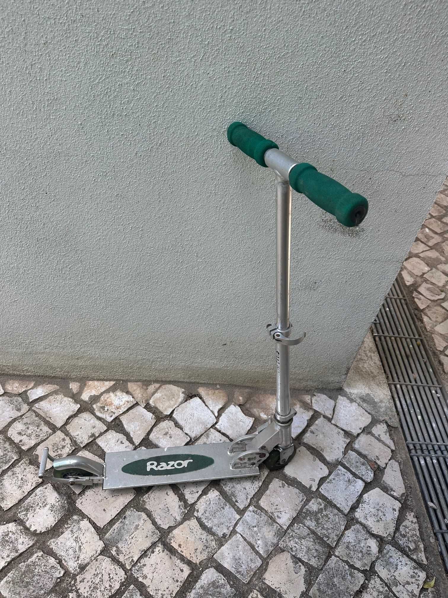 Vendo duas Trotinetes Razor usadas verde e laranja, na zona de Cascais