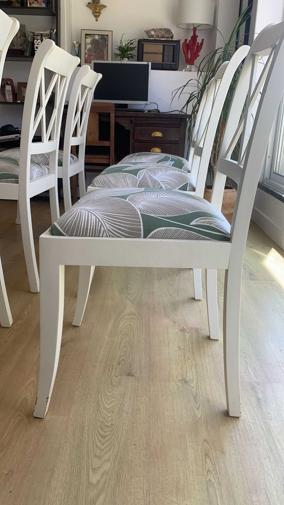Mesa de jantar e seis cadeiras da Homes in Heaven