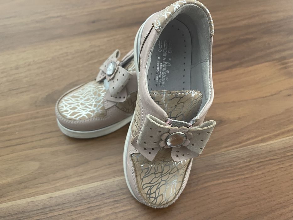 Sapatos cor de rosa, bege e prateado com laço