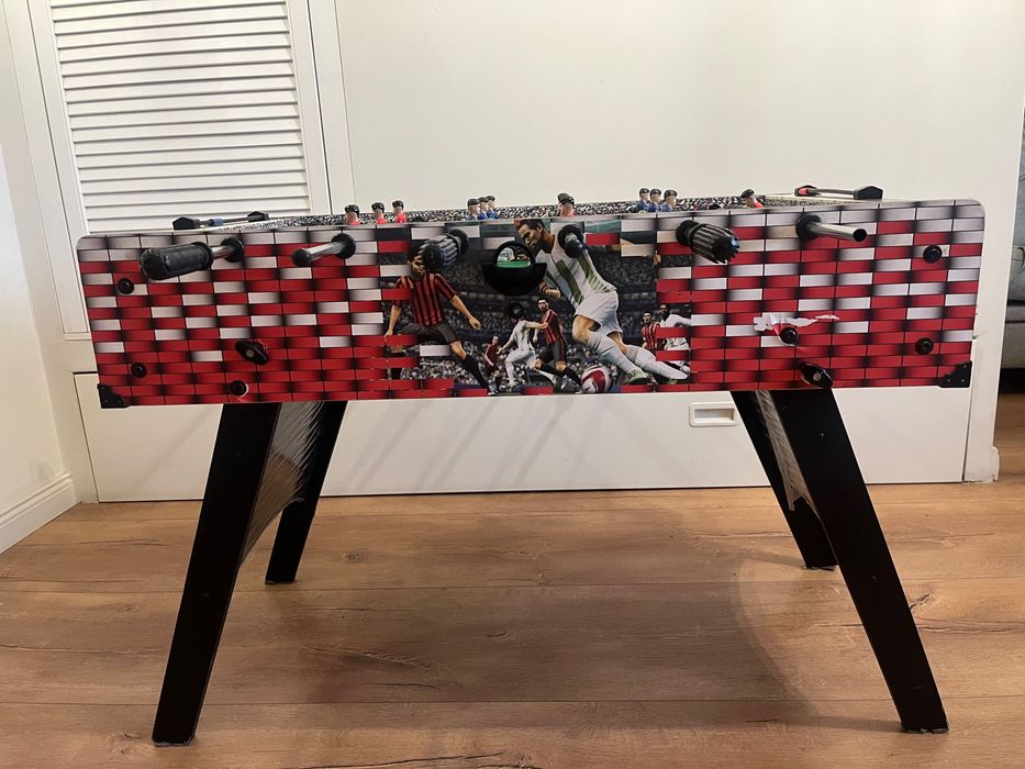 Stół z piłkarzykami