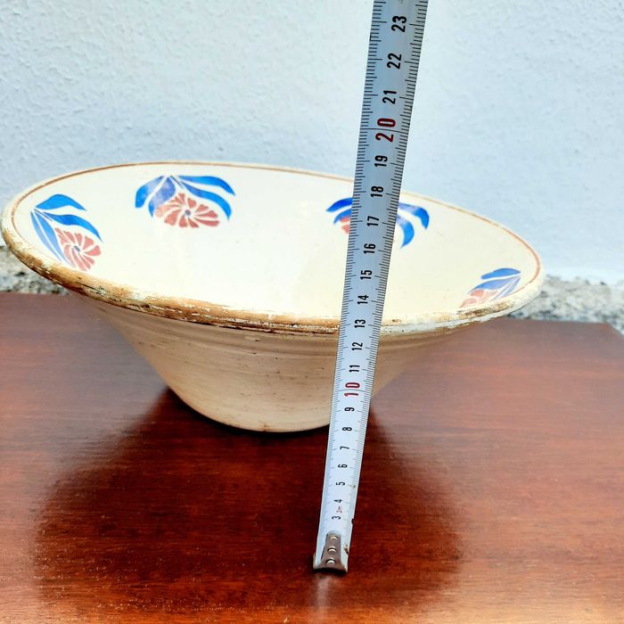 Taça em faiança portuguesa do século XIX.  Esmalte e policromada.