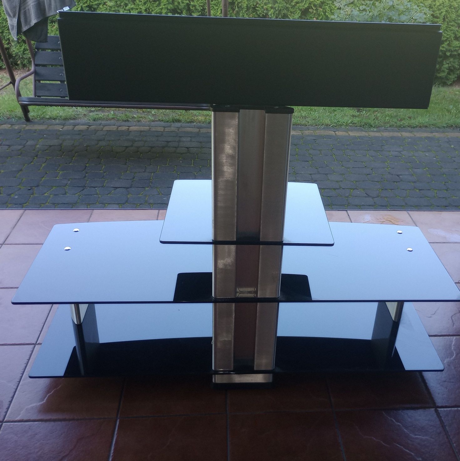 Szklany stolik z mocowaniem na telewizor 120 cm