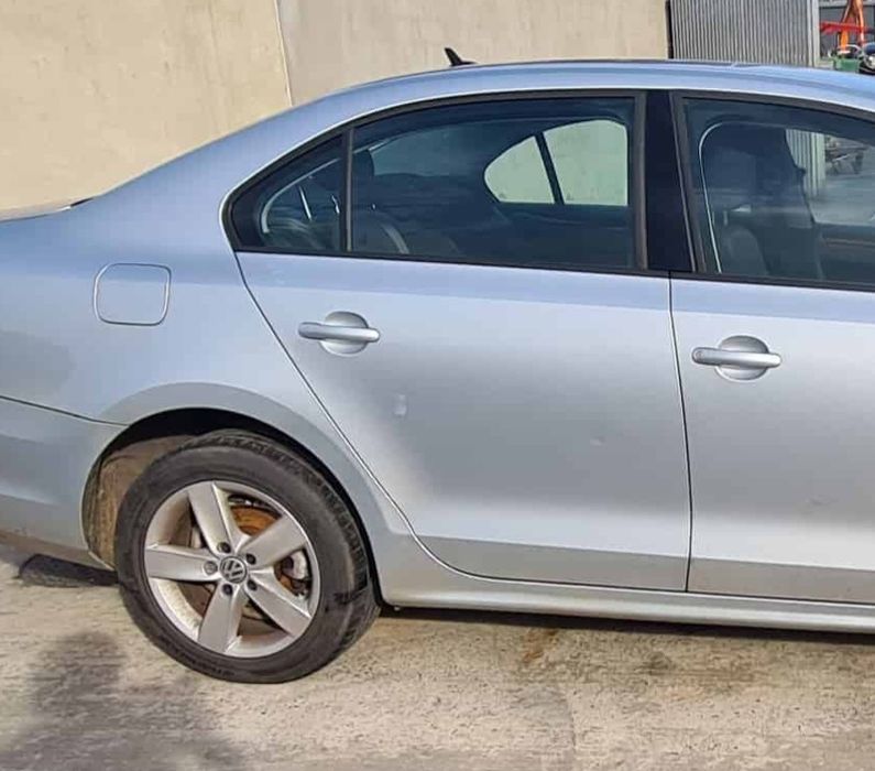 Задній бампер Volkswagen Jetta 6 2010-2018 LA7W під парктроніки