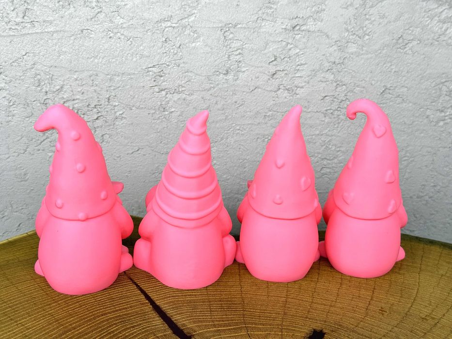 Figurki uroczych gnomów trzymających napis "LOVE", 4 sztuki, druk 3D