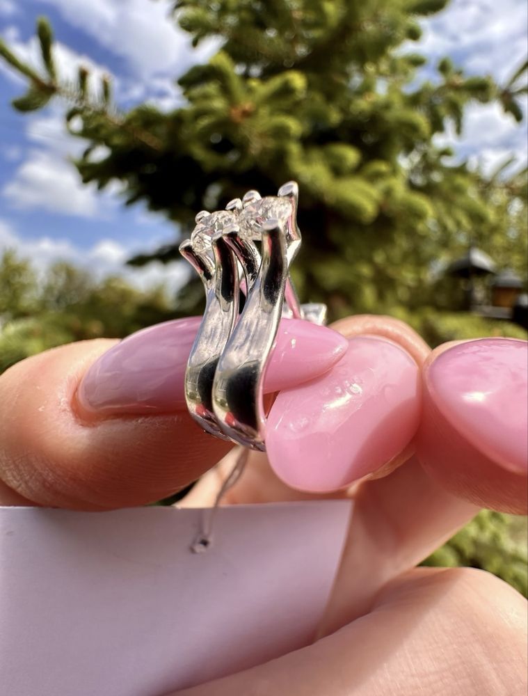 Золоті сережки з діамантами,750 проба,4.7 грам,2 по 0.25 ct,(4мм.)5/4