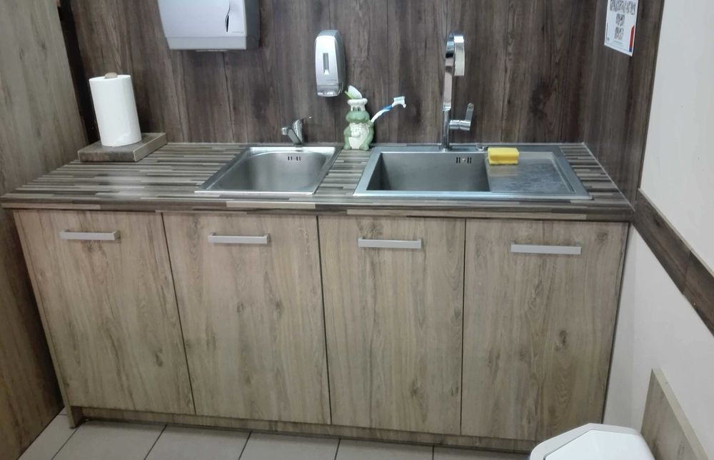 Szafki ze zlewozmywakiem i umywalką na zaplecze