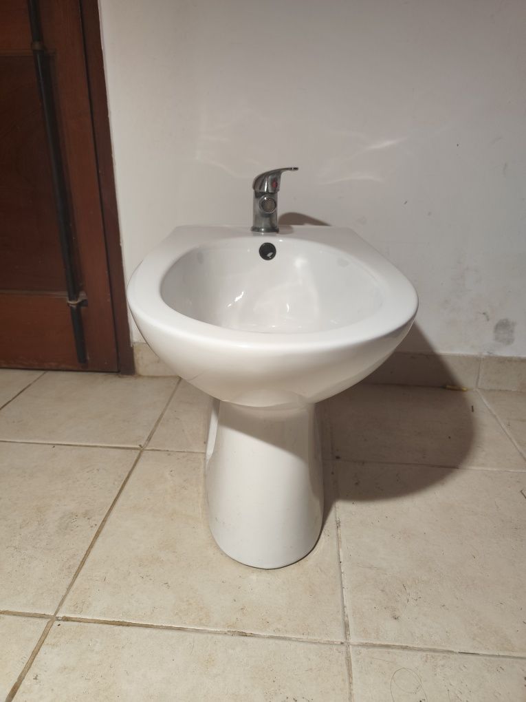 Bidé com torneira