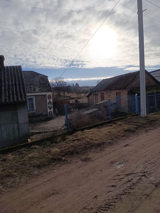 Будинок біля Нововолинська із землею під забудову