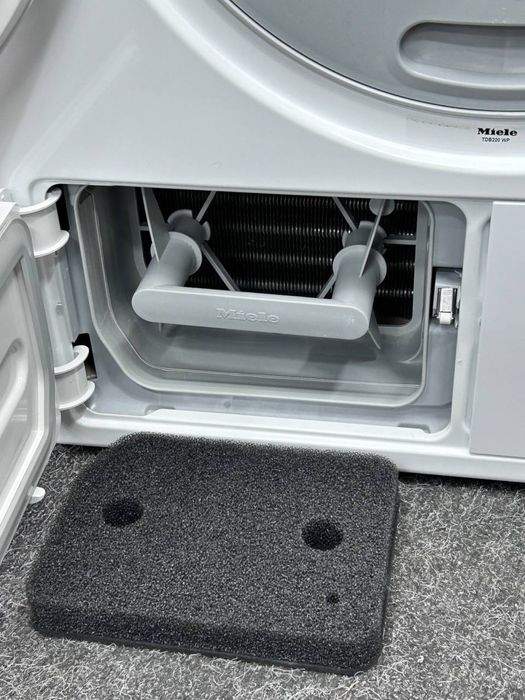 Німецька сушильна машина Miele TDB 220 WP з тепловим насосом