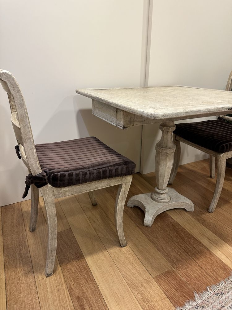 Mesa de jogo + 2 cadeiras em mogno pintado