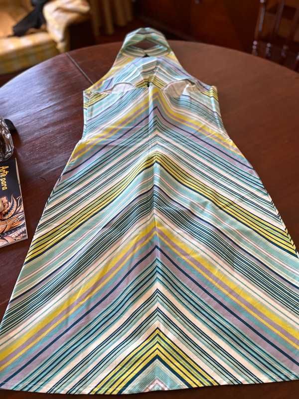 Vestido de manga cava e costas a mostra
