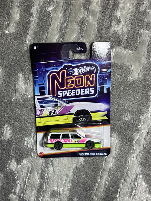 Hot wheels neon Volvo 850 estate