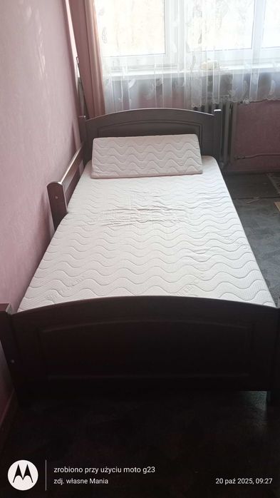 Łóżko z materacem