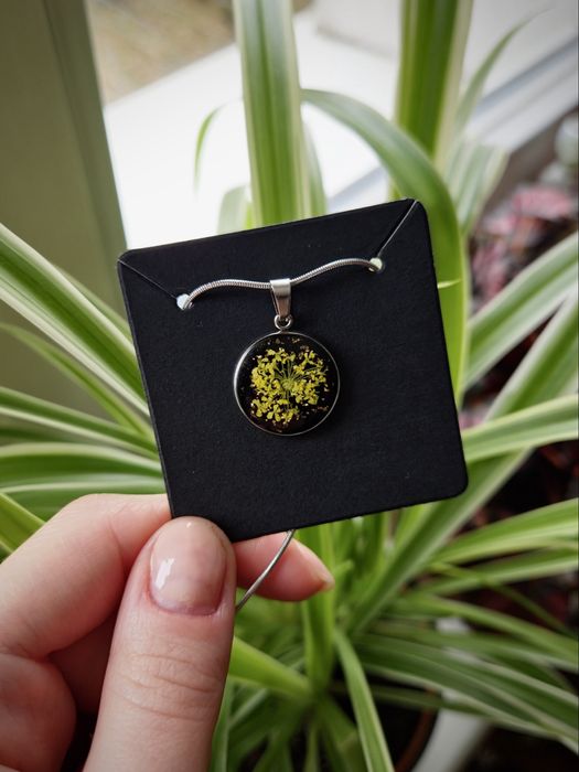 Minimalistyczny delikatny naszyjnik suszone kwiaty rękodzieło