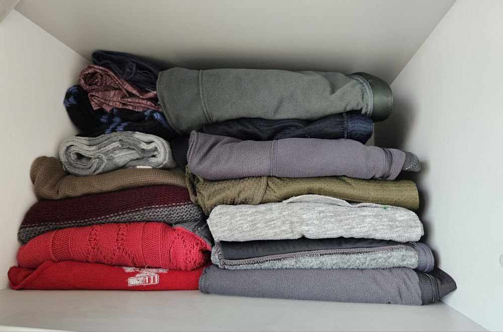 Wyprzedaż ubrań męskich: koszule, bluzy, swetry, spodnie, marynarki