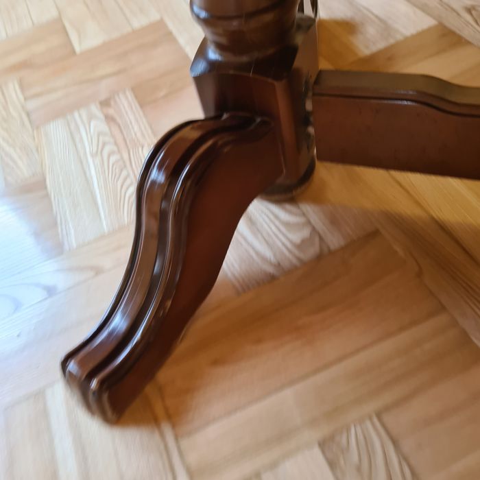 Stół  plus 6 krzeseł,  lite drewno bukowe, kolor wiśnia do odświeżenia
