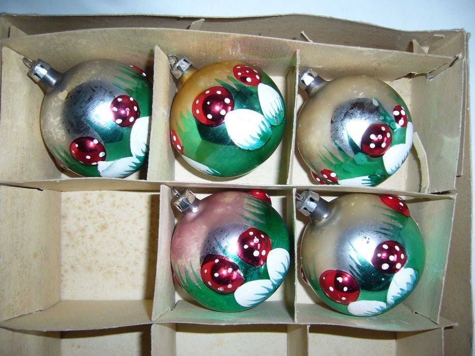 Bombki na choinkę szklane z grzybkami, 5 szt, z czasów  PRL