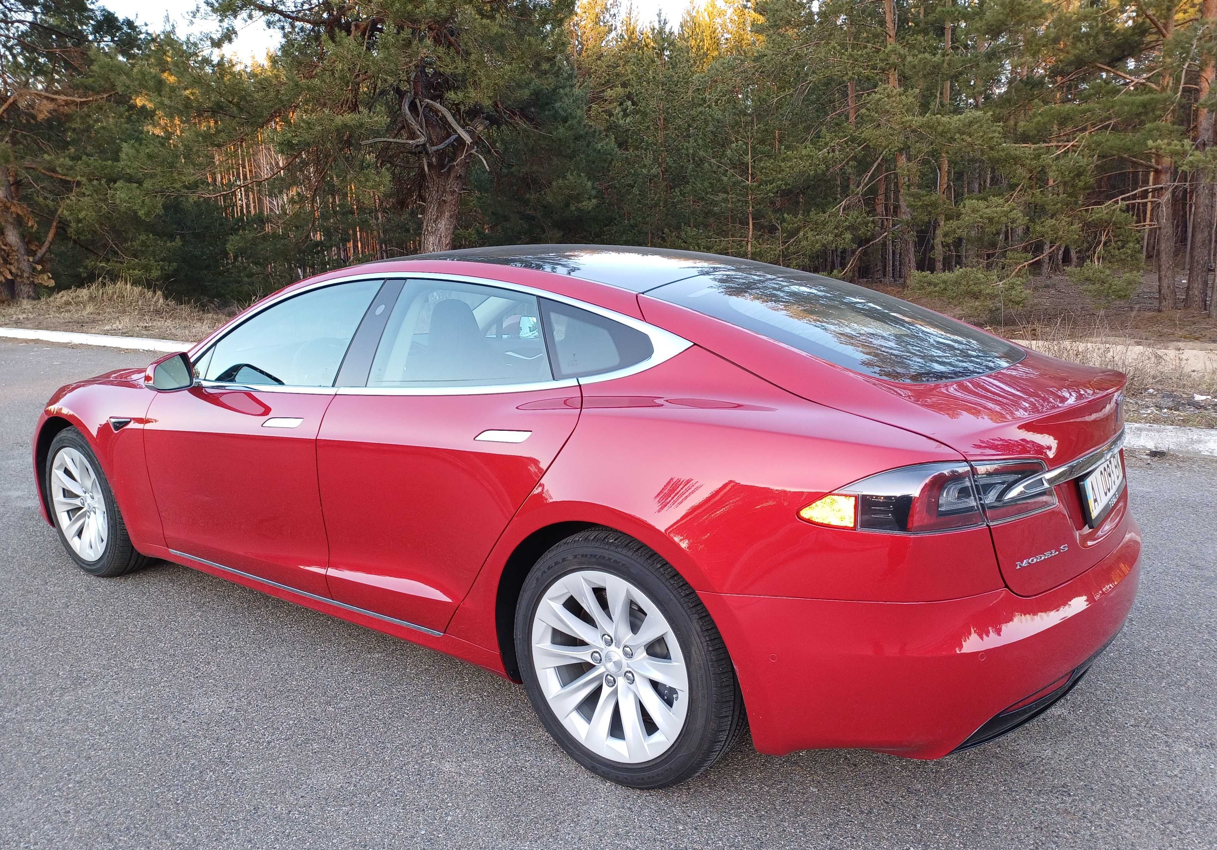 Приваблива Tesla Модель S 75D, рідний пробіг всього 800 км