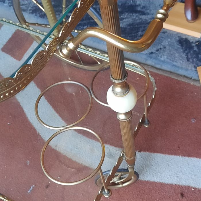 Piękny barek mosiężny z alabastrem na kółkach