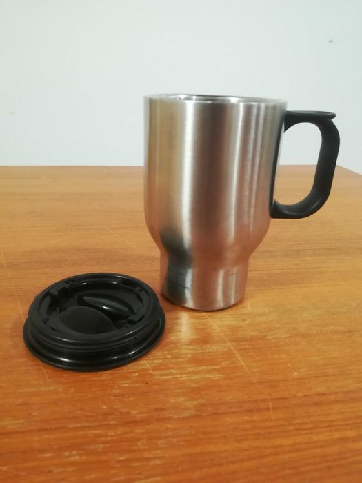 Metalowy kubek termiczny z uchwytem – srebrny