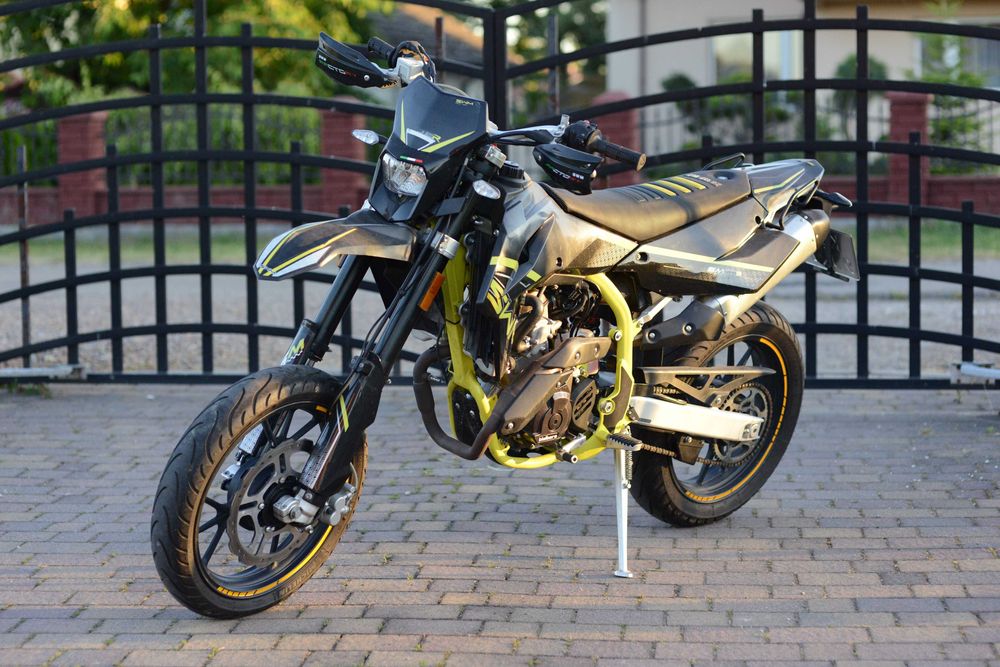 SWM sm 125 r 2022 supermoto Kat. A1 i B (bliźniak Husqvarna)