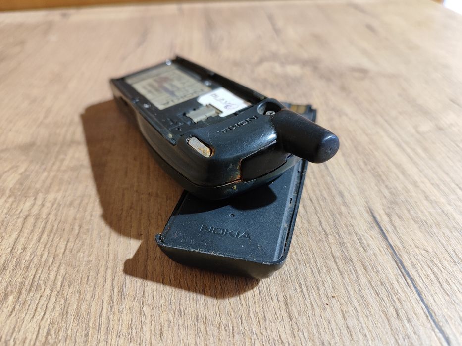 Telefon komórkowy retro GSM Nokia 7110 Matrix Banan Uruchamia się