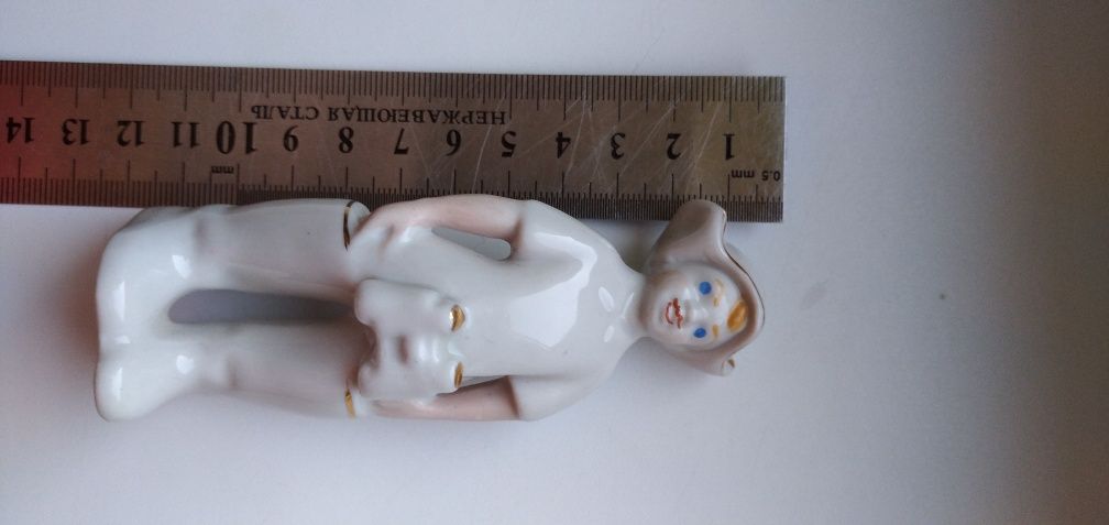 Figurka porcelanowa młody strażnik graniczny chłopczyk z larnetką
