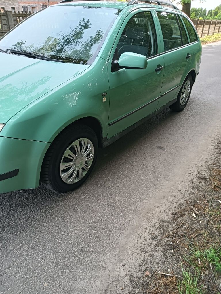 Skoda Fabia rok 2001 benzyna 1.4 16v opłaty do 2025 roku cena 2700