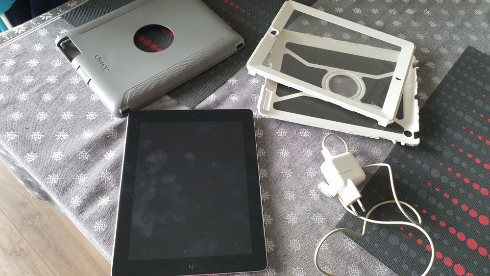 Ipod z etui OterBox i skórzaną nakładką na ekran