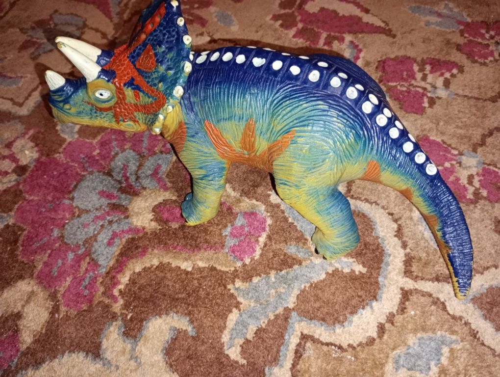 Трицератопс , динозавр резиновий
