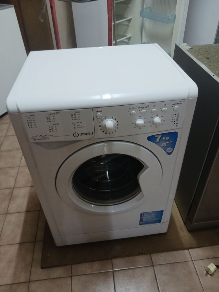 Vendo máquina de lavar roupa indesit  7kg classe A++ semi nova ...poss